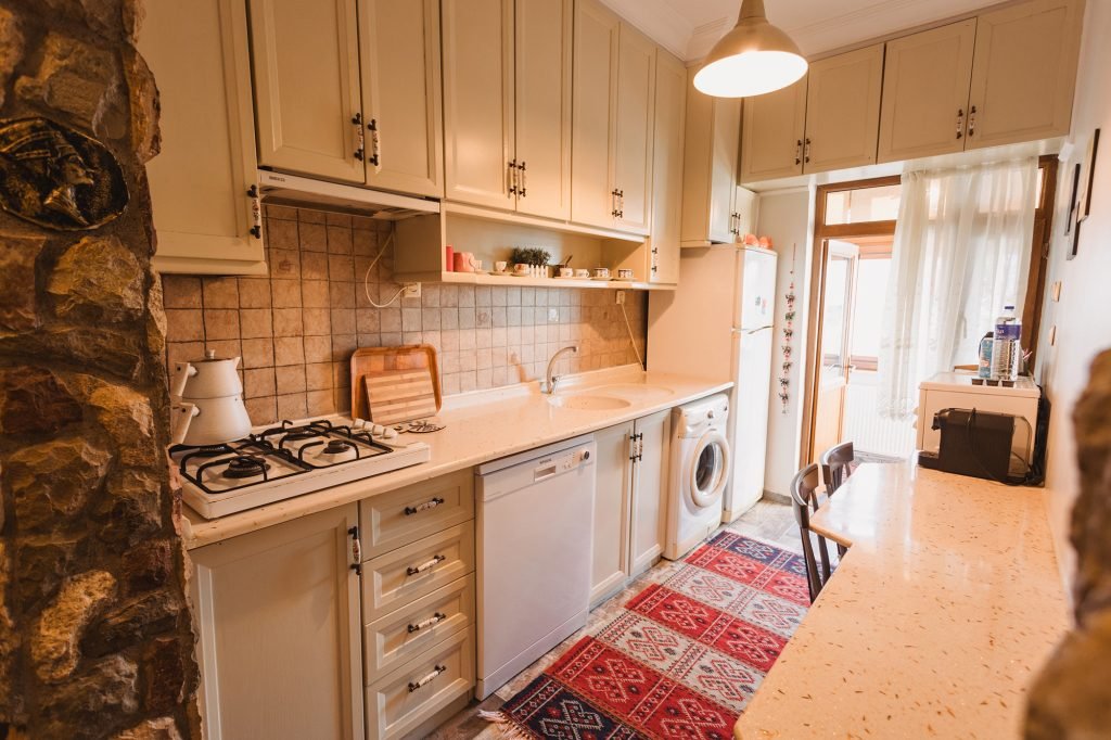 The fully equipped kitchen: hob, oven, fridge and washing machine